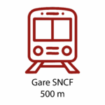 La gare SNCF se trouve à 500 mètres.