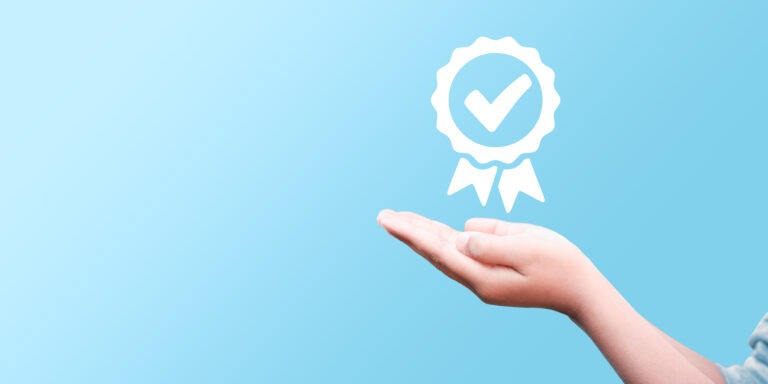 Main montrant un signe de certification